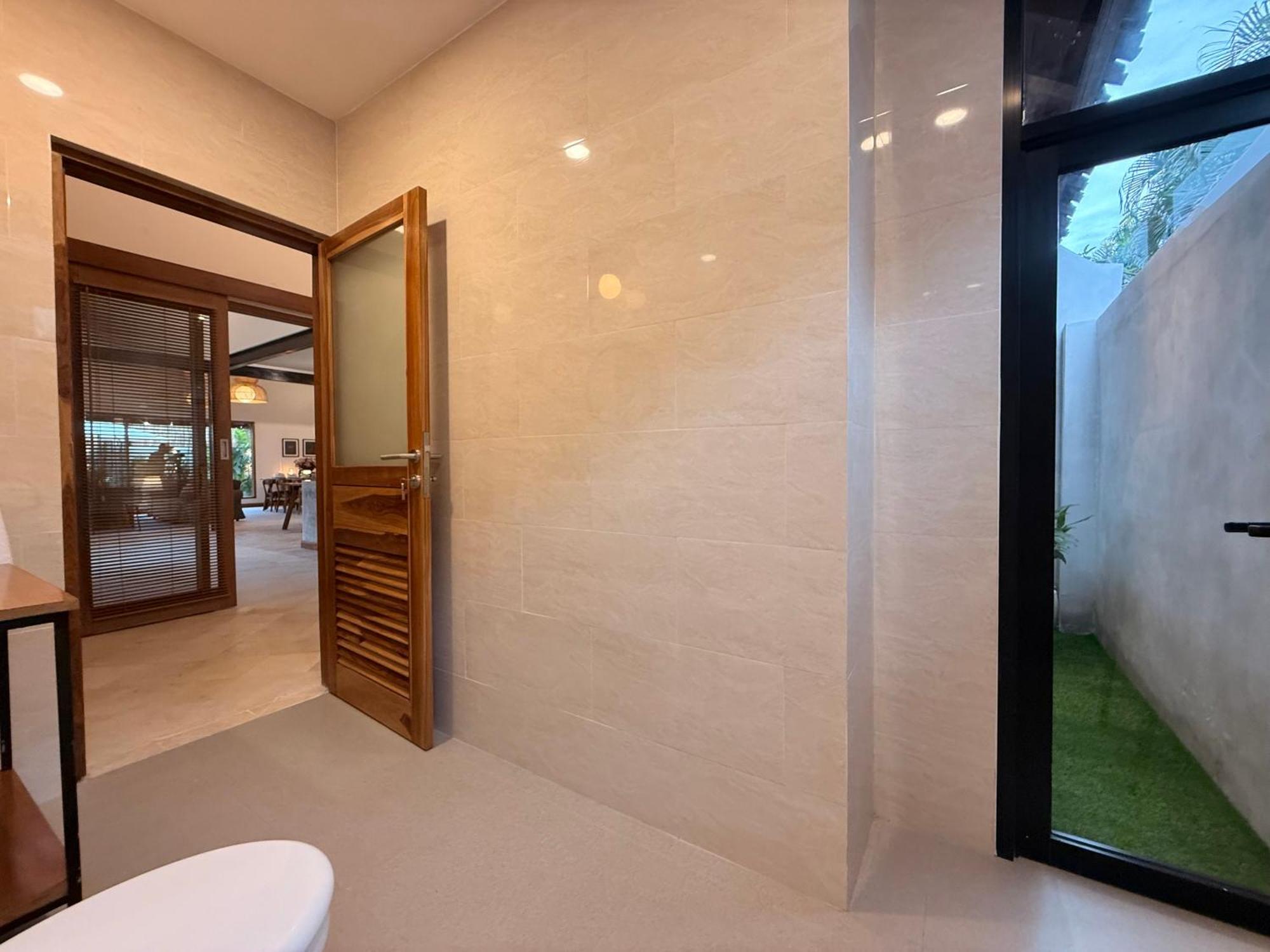 New, 8 Bed,10 Bath Villa, Location Seminyak (Bali)