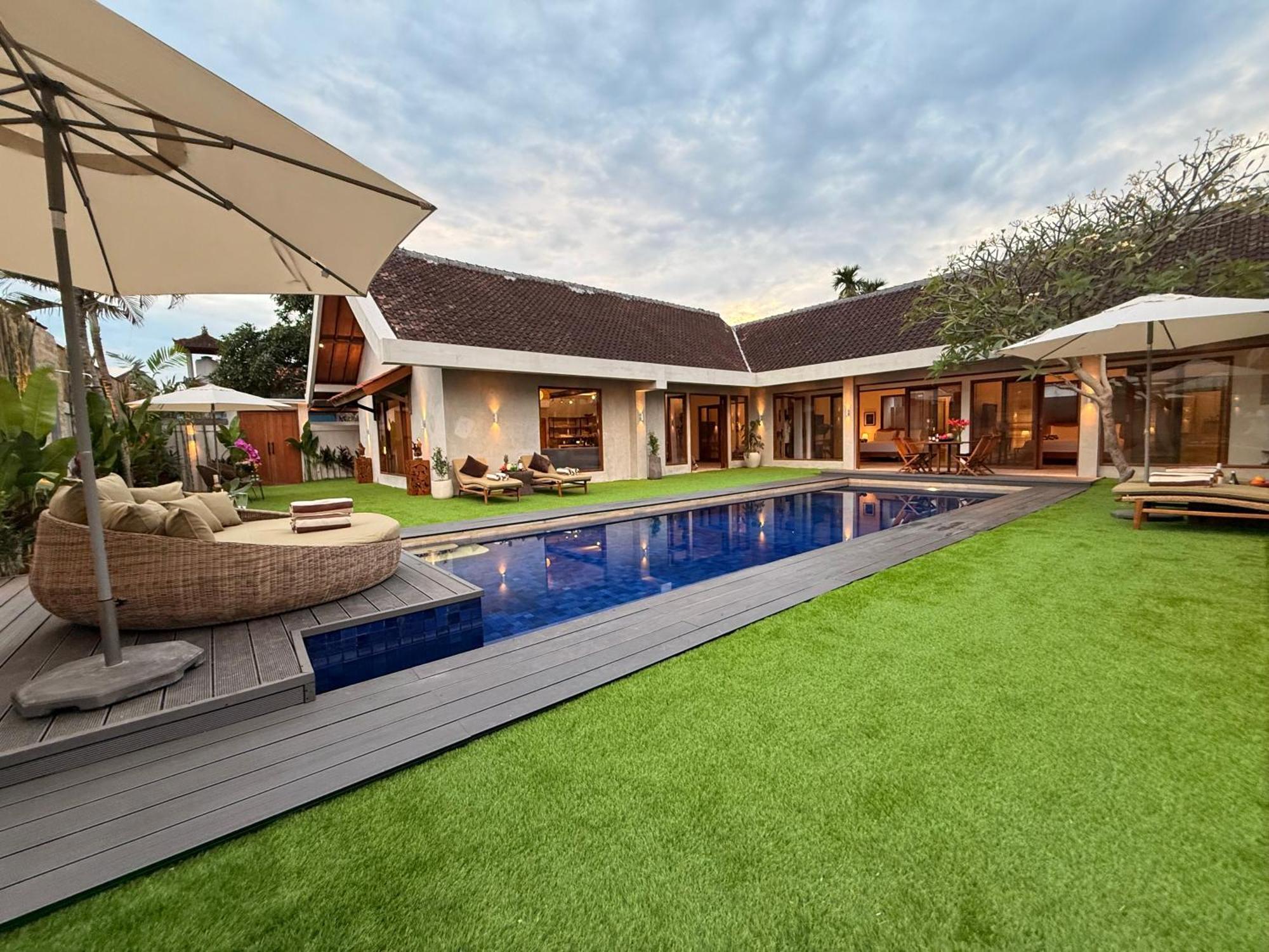 New, 8 Bed,10 Bath Villa, Location