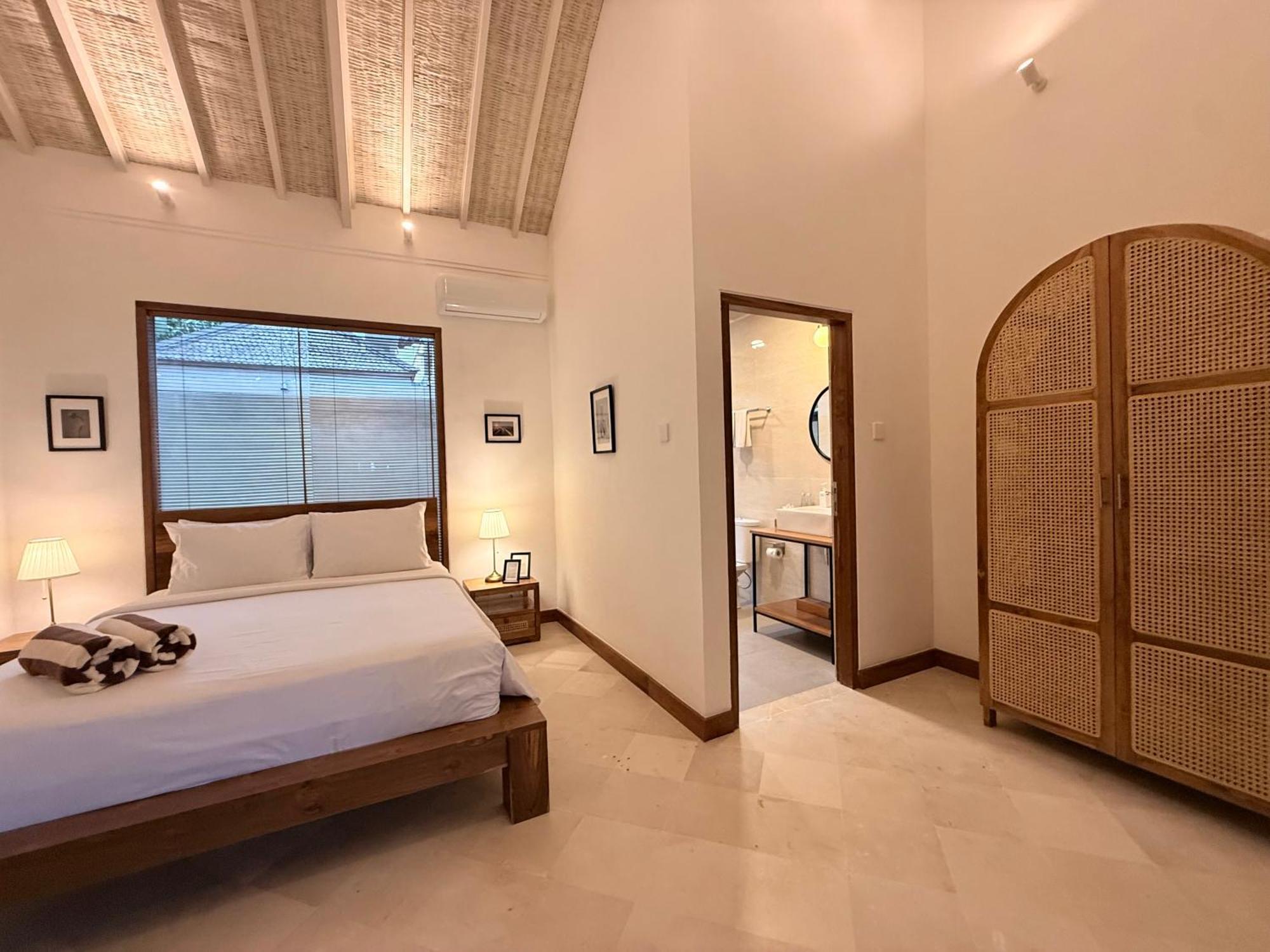New, 8 Bed,10 Bath Villa, Location Villa