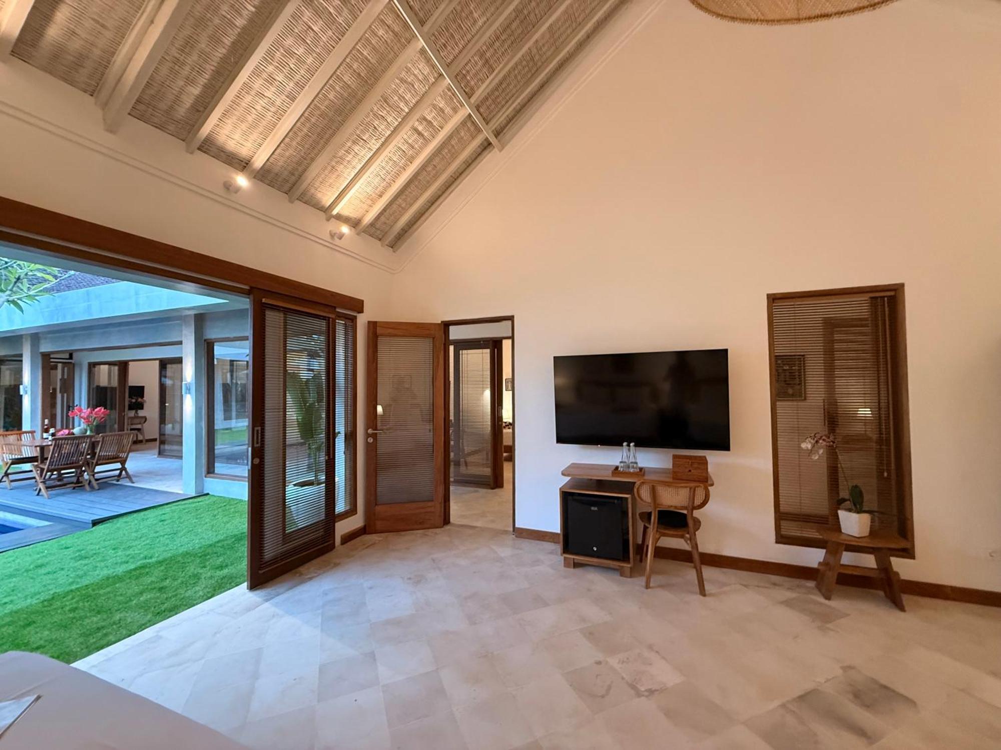 New, 8 Bed,10 Bath Villa, Location Villa