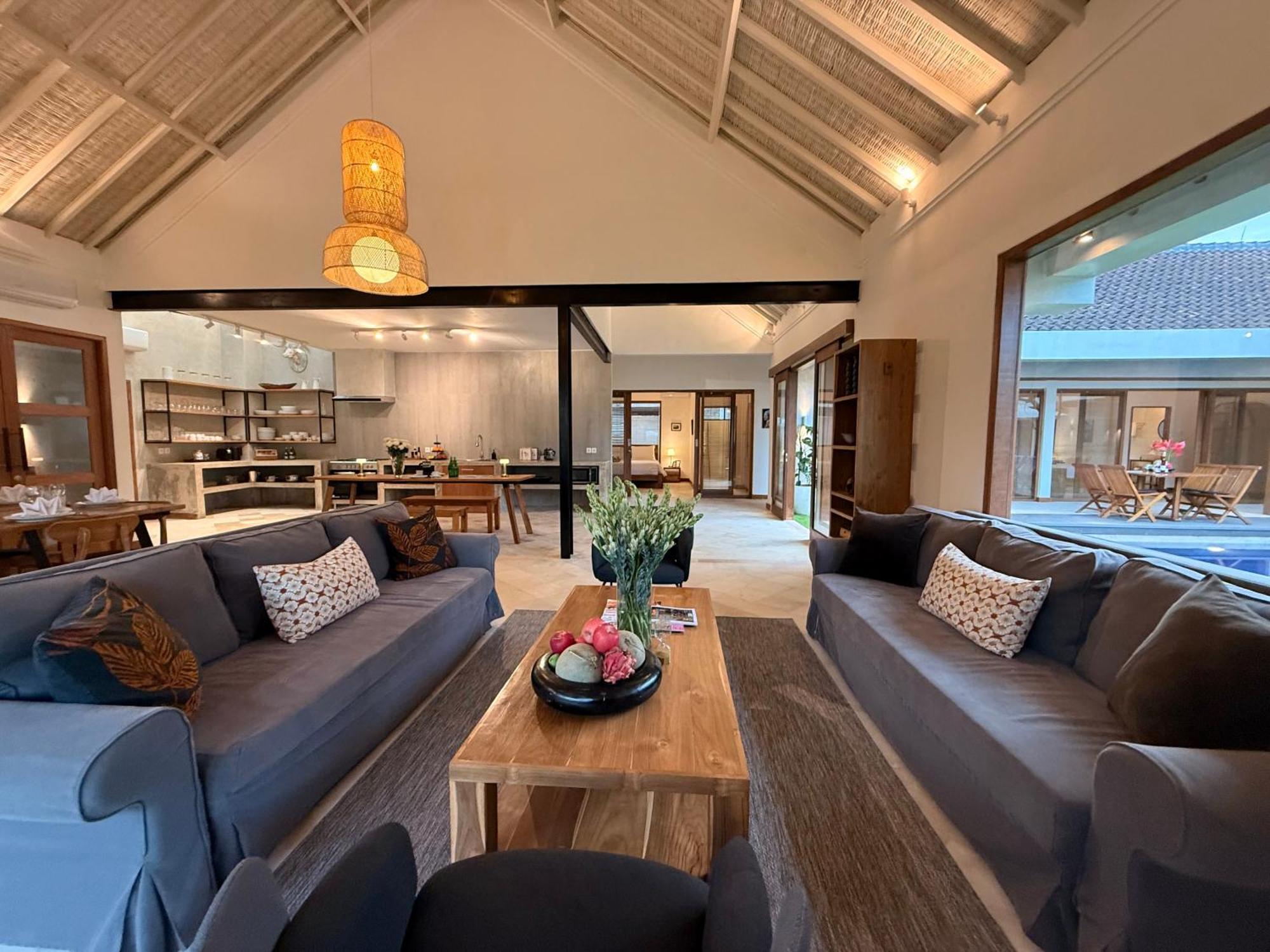 Villa New, 8 Bed,10 Bath Villa, Location *