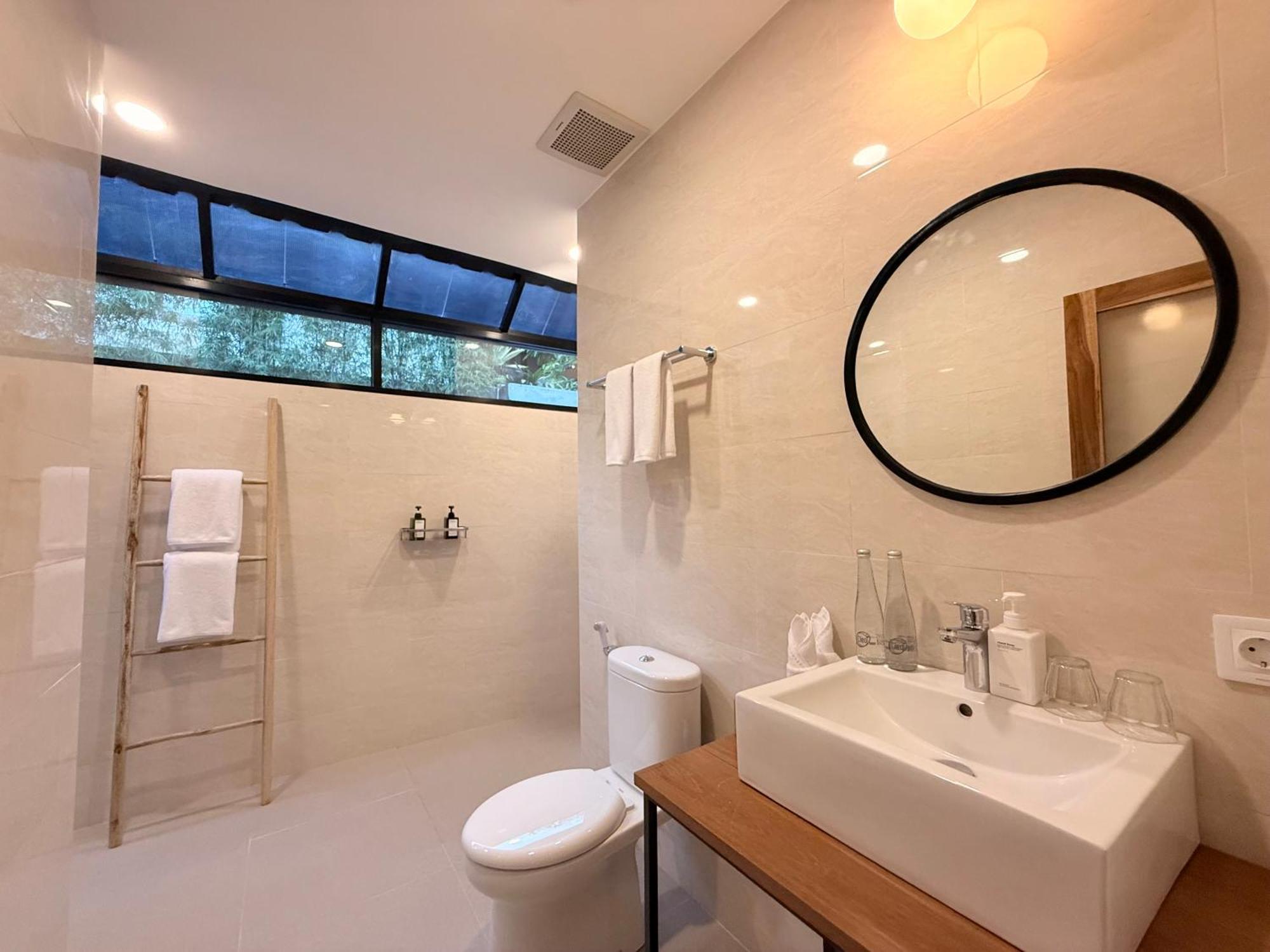 New, 8 Bed,10 Bath Villa, Location Seminyak (Bali)