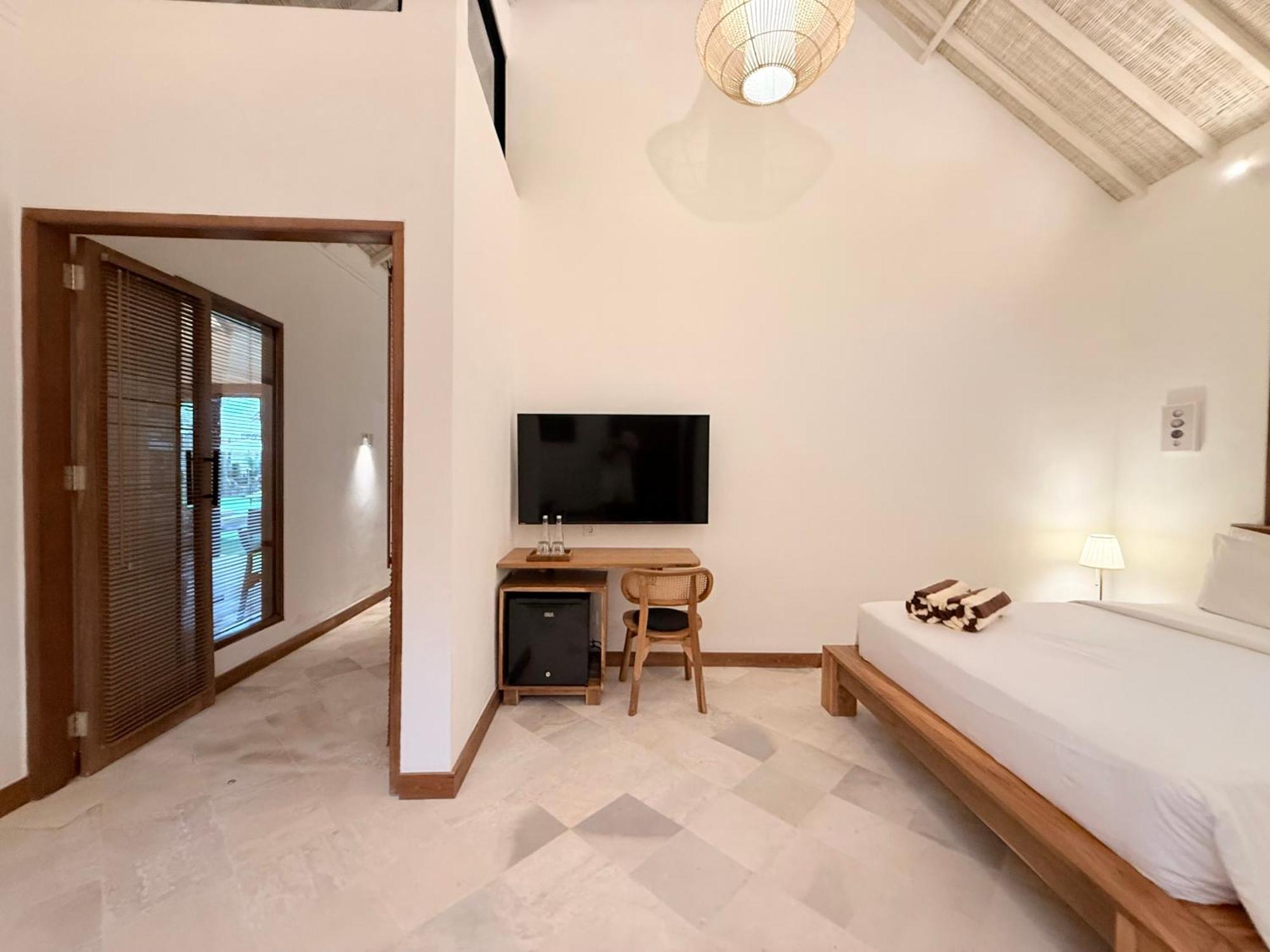 New, 8 Bed,10 Bath Villa, Location