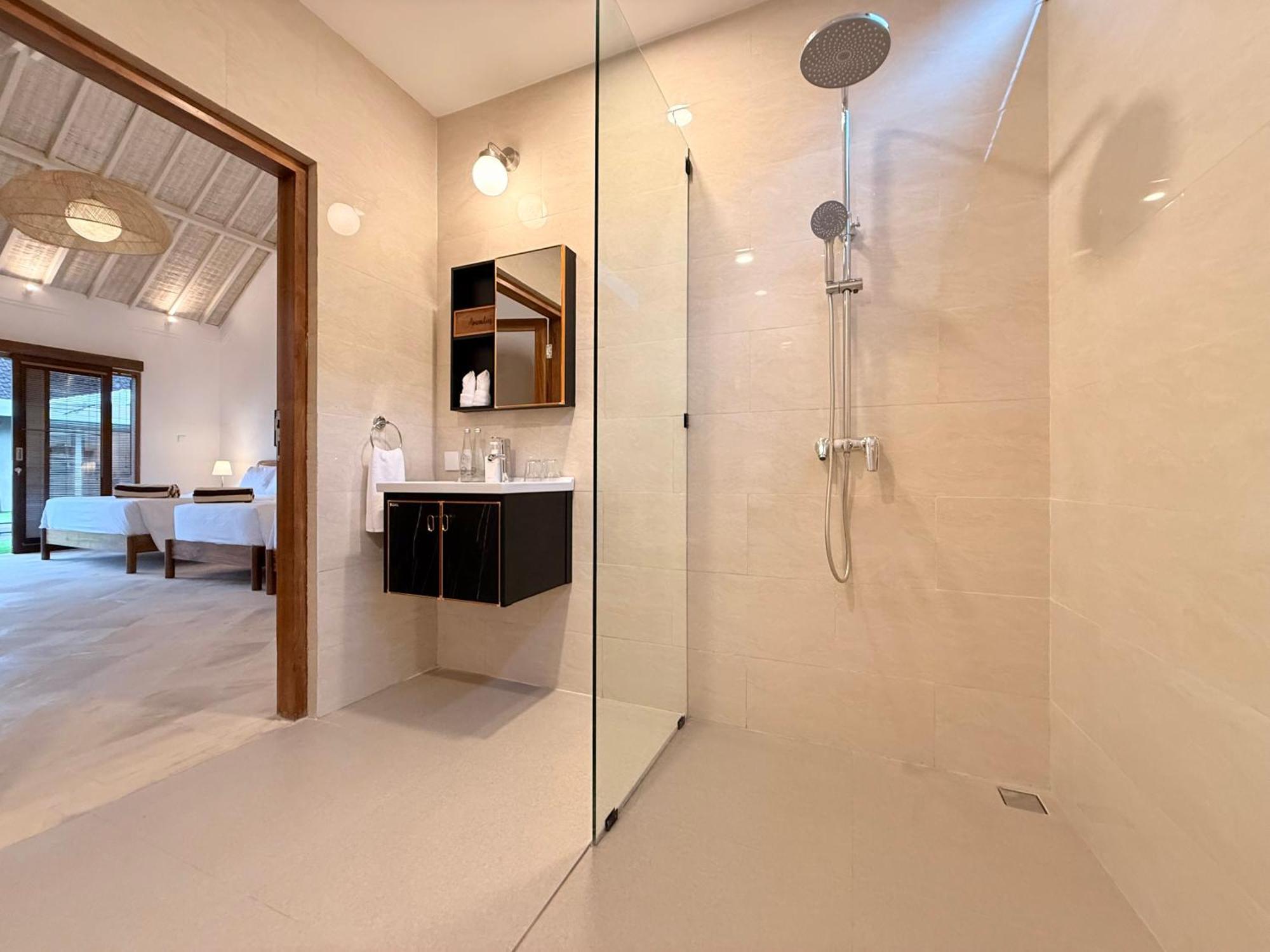 New, 8 Bed,10 Bath Villa, Location Seminyak (Bali)