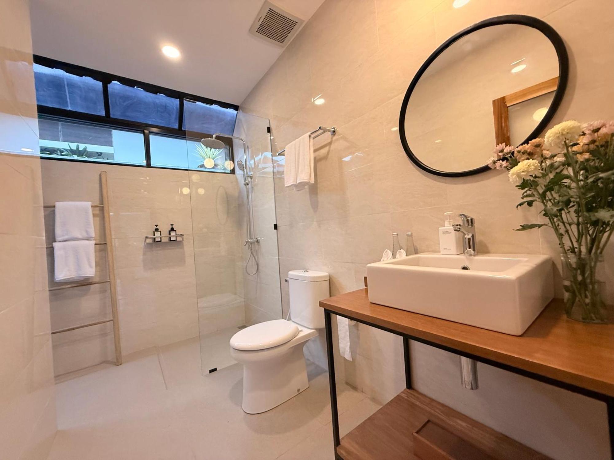 New, 8 Bed,10 Bath Villa, Location Seminyak (Bali)
