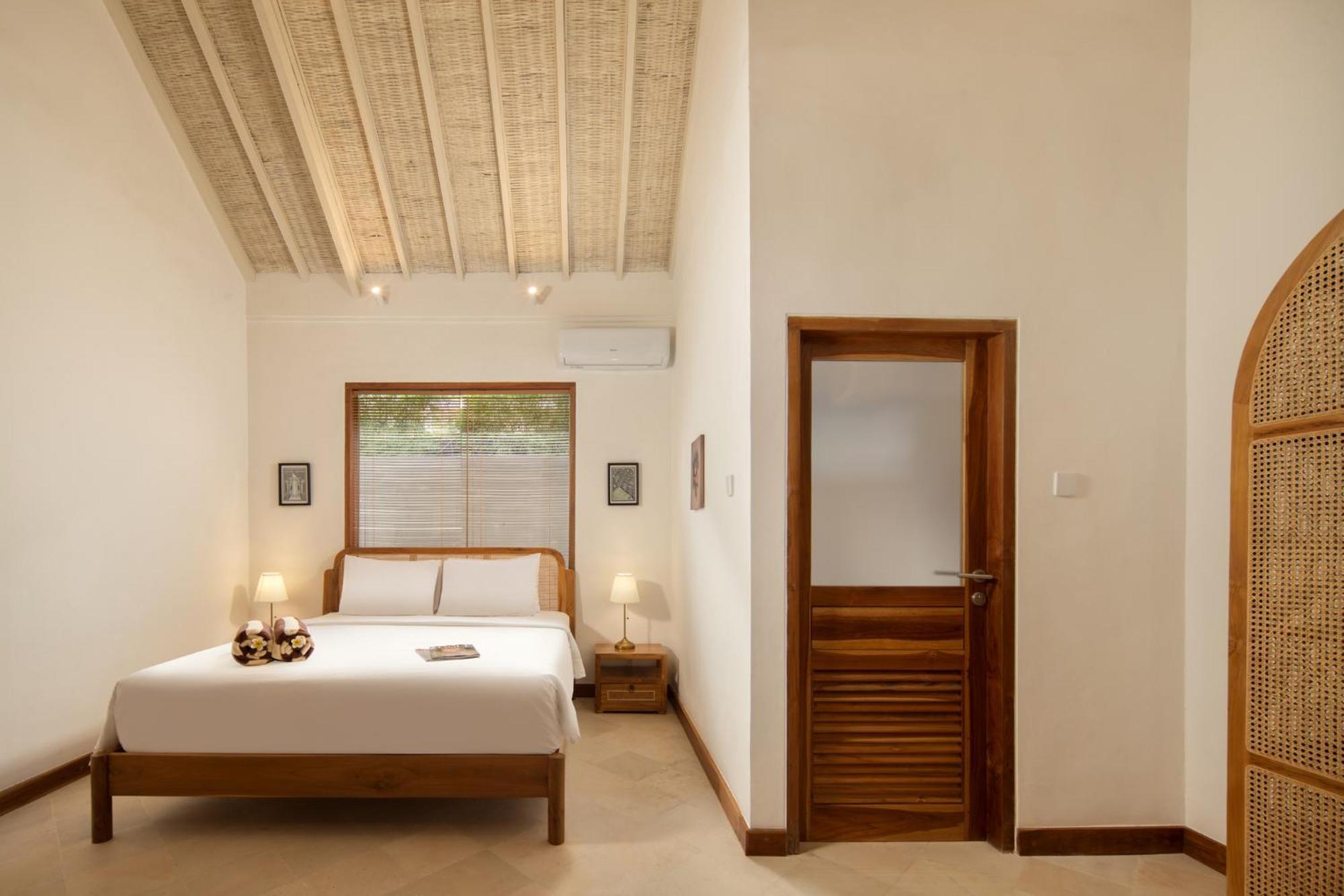 New, 8 Bed,10 Bath Villa, Location * Seminyak (Bali)